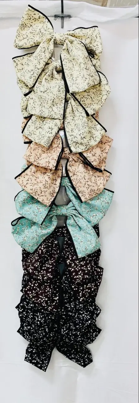 Big printed bows · Moños grandes estampados