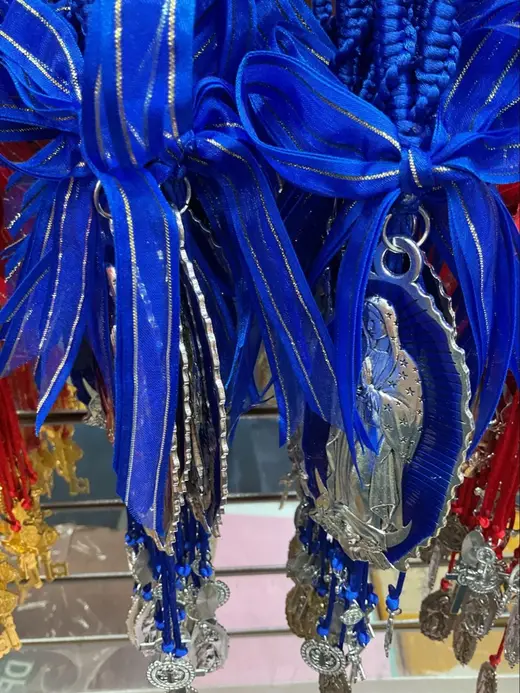 Blue ribbon Virgen medallions · Medallas de la Virgen con listón azul