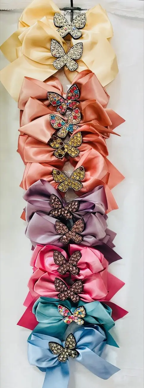 Butterfly charm bows · Moños con mariposa