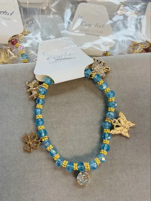 Butterfly charm bracelet · Pulsera con mariposas