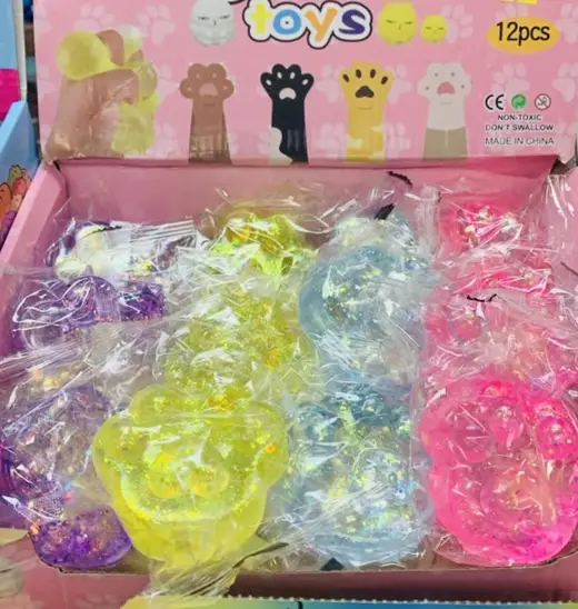 Cat paw squishies · Squishies de patita de gato
