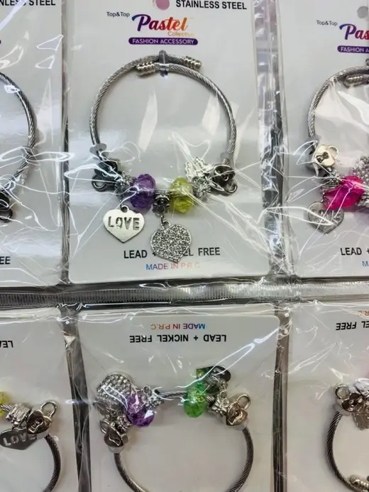 Charm bangle bracelets · Brazaletes con dijes