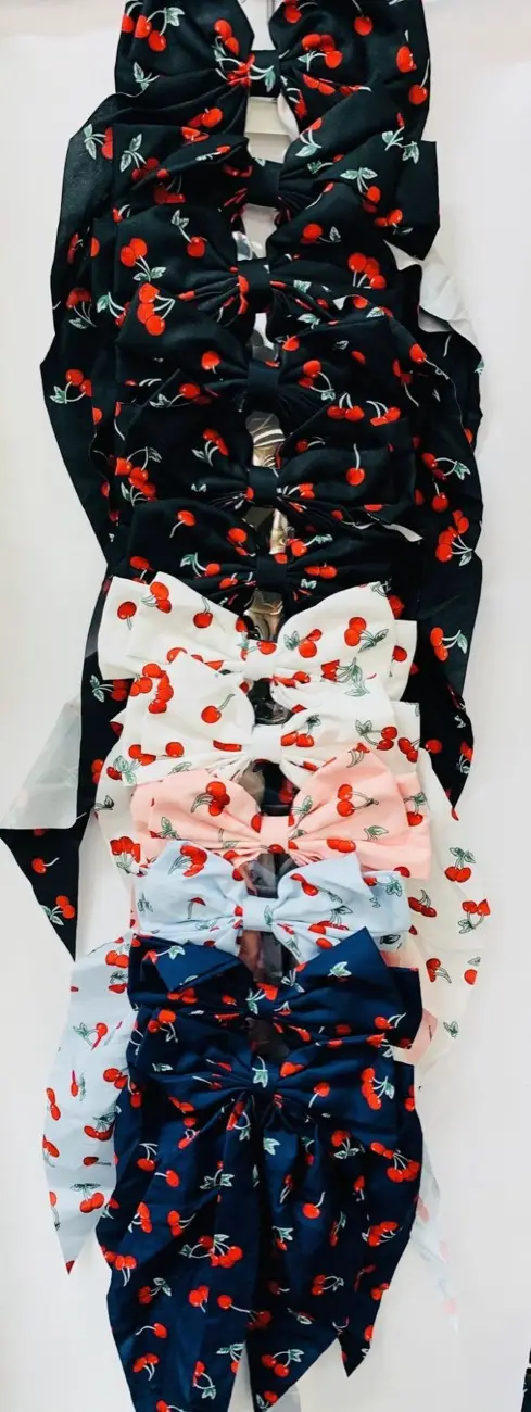 Cherry print bows · Moños de cerezas