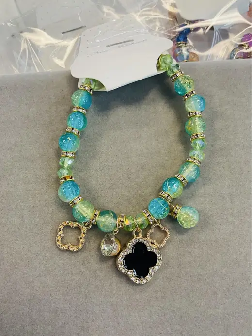 Teal clover charm bracelet · Pulsera turquesa con trébol