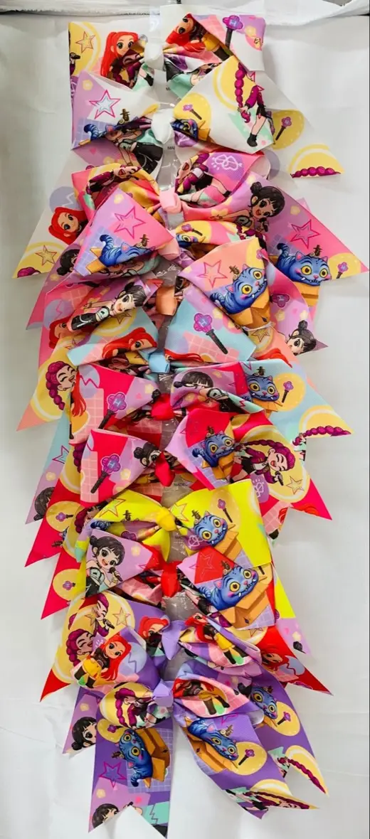 Colorful print bows · Moños estampados de colores