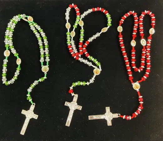 Colorful beaded rosaries · Rosarios de colores