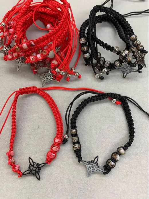 Red & black cord bracelets · Pulseras de hilo rojo y negro