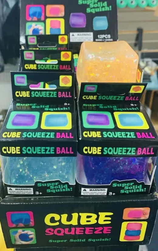 Cube squeeze balls · Cubos antiestrés