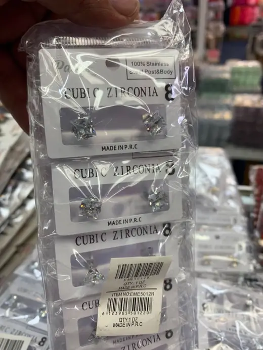 Cubic zirconia stud earrings · Aretes de zirconia
