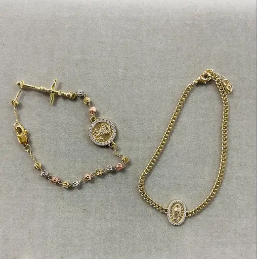 Gold rosary bracelets · Pulseras de rosario doradas