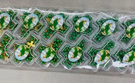 Green rosaries · Rosarios verdes