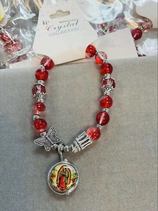 Red bracelet with Guadalupe charm · Pulsera roja con la Virgen de Guadalupe