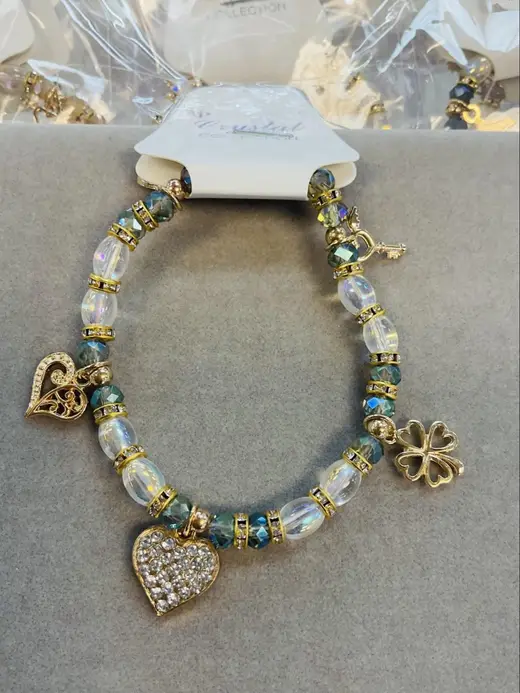 Crystal heart charm bracelet · Pulsera de cristal con corazones