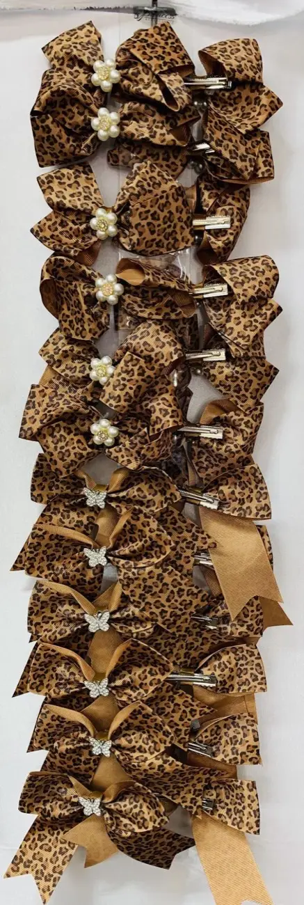 Leopard bows with pearls · Moños de leopardo con perlas