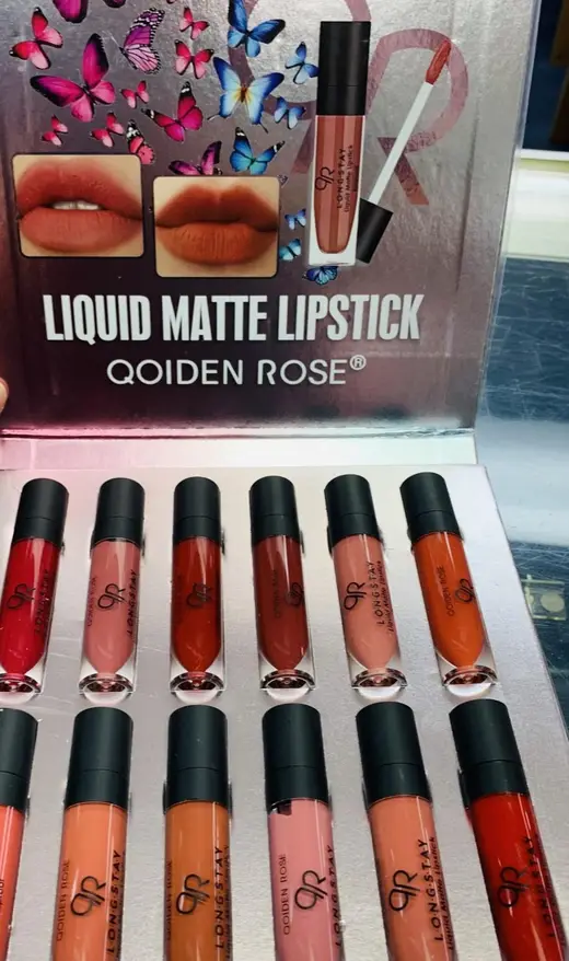 Liquid matte lipstick · Labial líquido mate