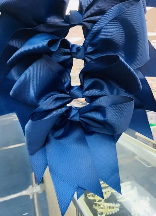 Navy satin bows · Moños de satín azul marino