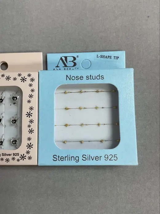Sterling silver nose studs · Aretes de nariz de plata
