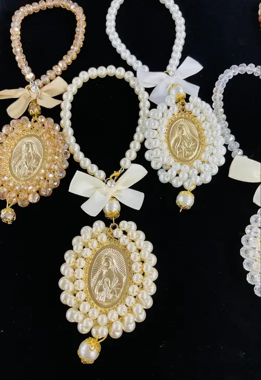 Pearl Virgen medallions · Medallas de la Virgen con perlas