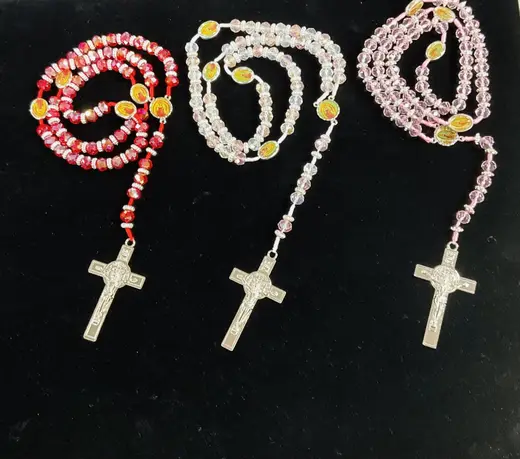 Pink & white rosaries · Rosarios rosa y blanco