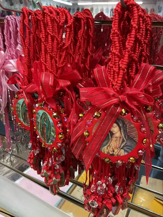 Red Virgen de Guadalupe medallions · Medallas rojas de la Virgen de Guadalupe