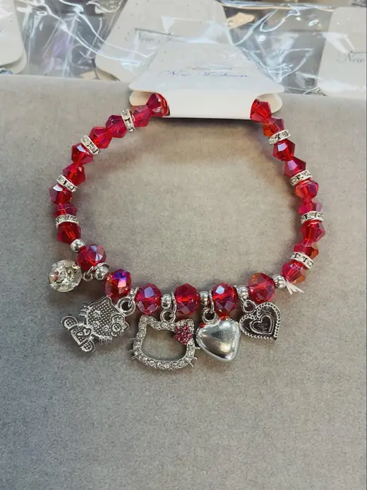 Red crystal heart bracelet · Pulsera roja con corazones