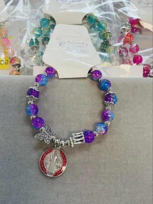 Purple bracelet with saint medal · Pulsera morada con medalla