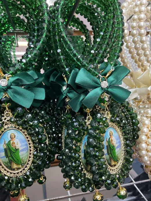 San Judas medallions · Medallas de San Judas