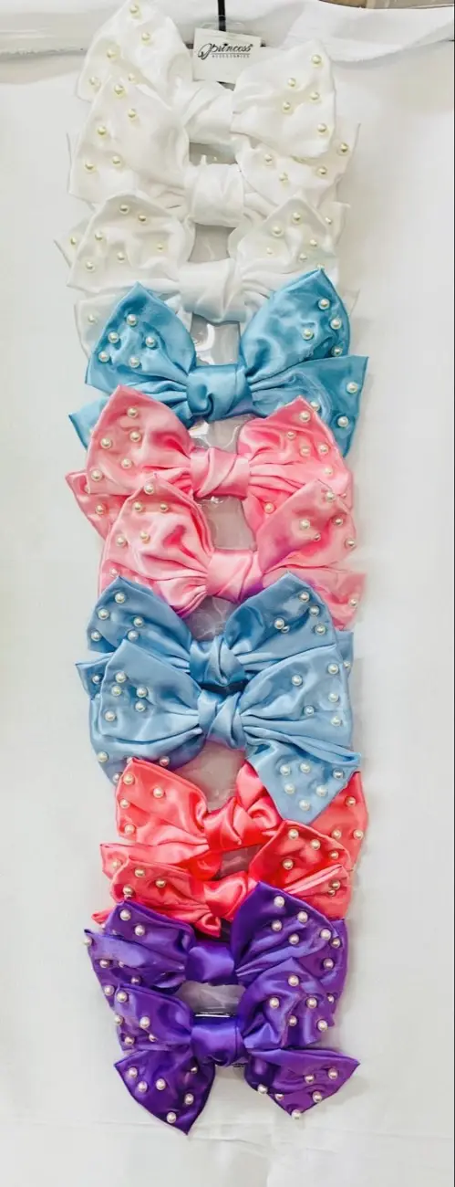 Satin pearl bows · Moños de satín con perlas