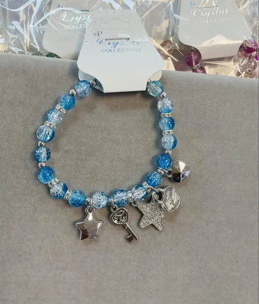Blue star charm bracelet · Pulsera azul con estrellas