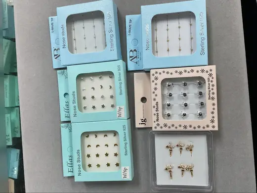 Stud earring sets · Sets de aretes de botón