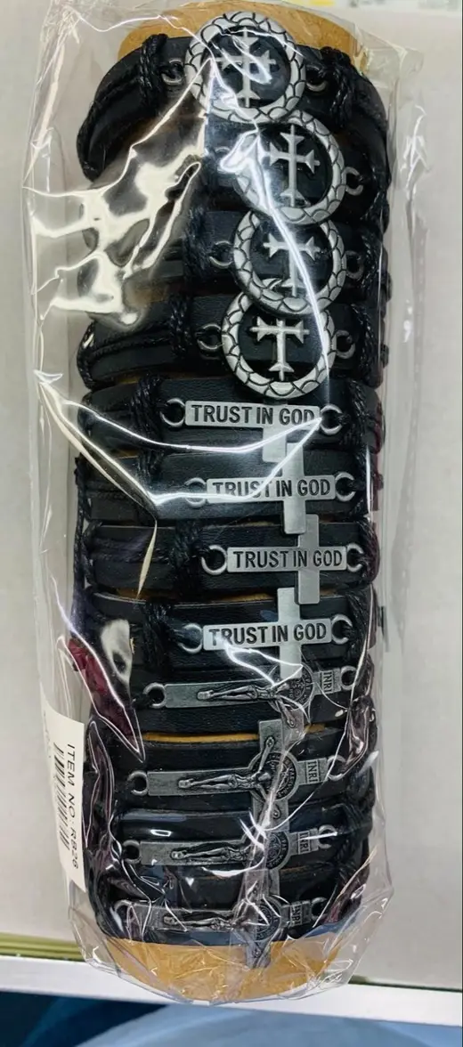 Trust in God bracelets · Pulseras Trust in God