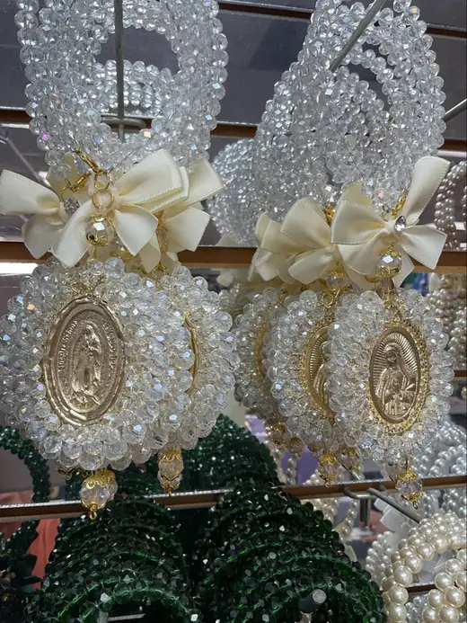 White crystal Virgen medallions · Medallas de la Virgen de cristal blanco